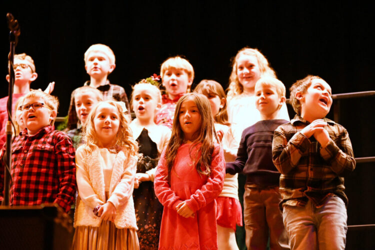 Bucktail children perform